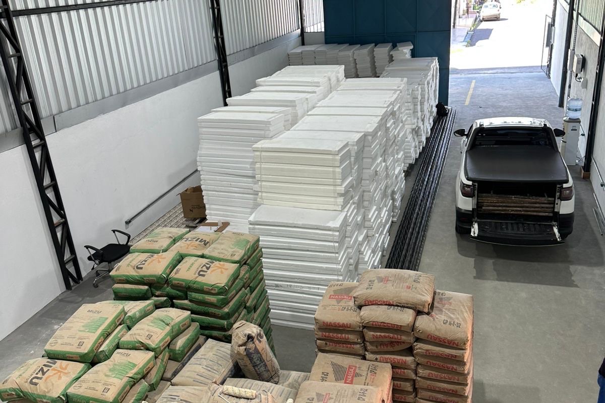 Galpão da Mega Soluções com material de construção no atacado em Manaus